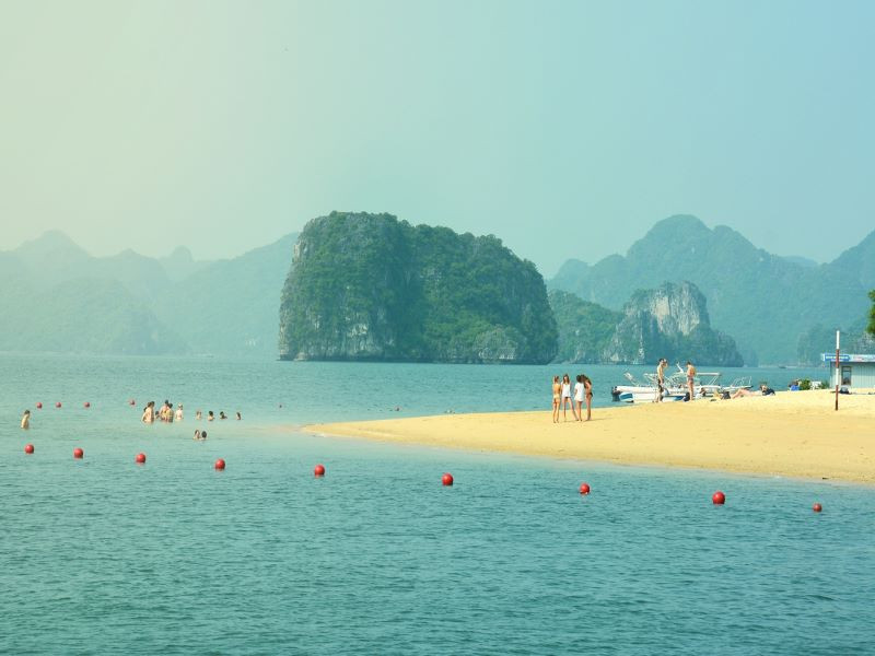 Bãi biển Ti Tốp - nét hoang sơ nép mình giữa kỳ quan thiên nhiên