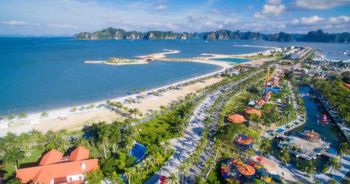 Khám phá đảo Tuần Châu Hạ Long qua trực thăng